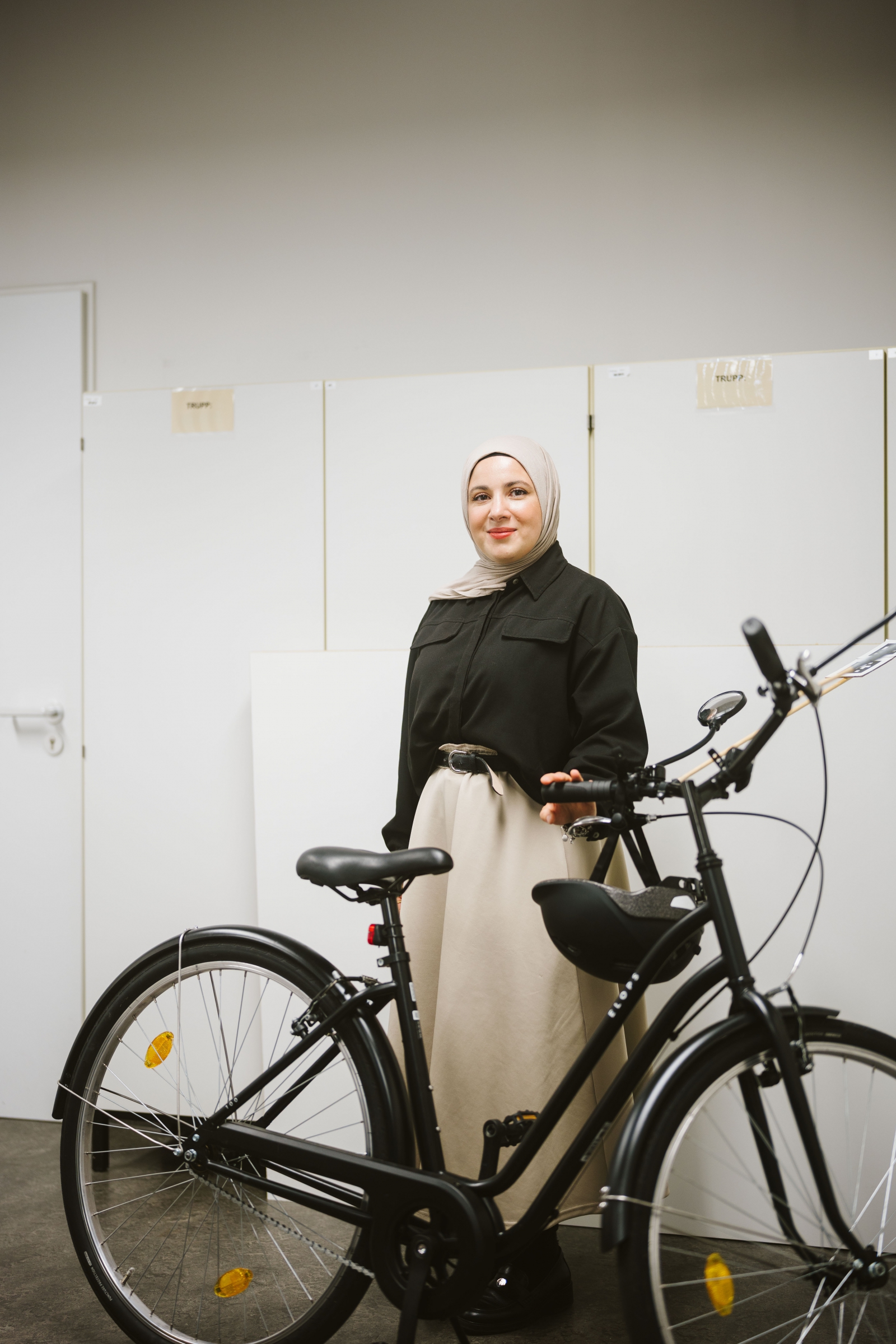 Ebru Bölük mit dem Studien-Fahrrad © HTW Berlin/Alexander Rentsch Ebru Bölük mit dem Studien-Fahrrad