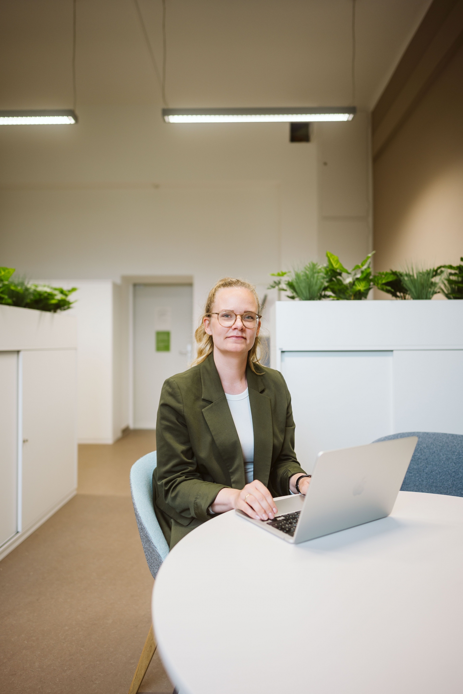 Christin Malinowski sitzt an ihrem Laptop © HTW Berlin/Alexander Rentsch Christin Malinowski sitzt an ihrem Laptop