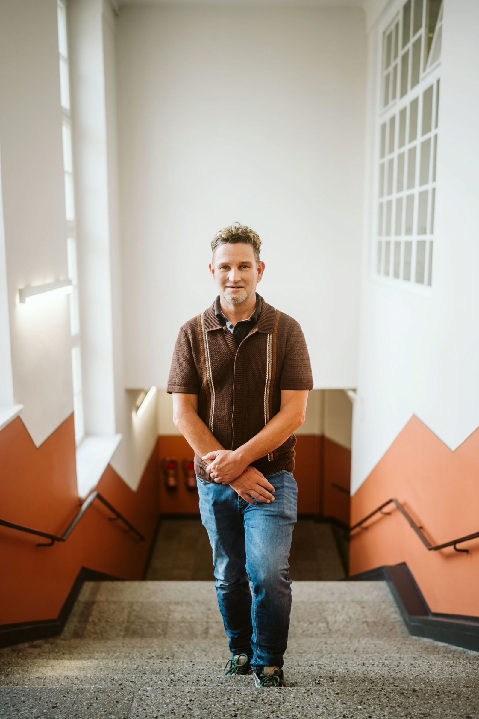 Frank Strahlhoff im Treppenhaus © HTW Berlin/Alexander Rentsch Frank Strahlhoff im Treppenhaus