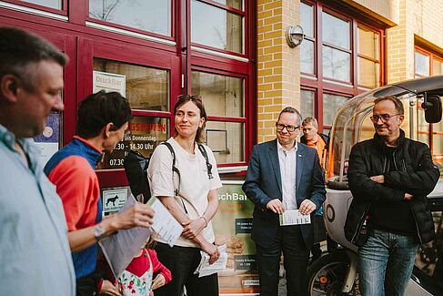 Menschen vor Gebäude