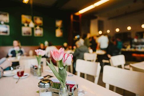 Innenraum mit Blumen auf den Tischen