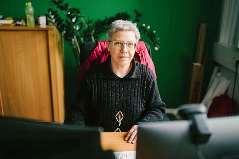 Ilka Borchardt am Schreibtisch