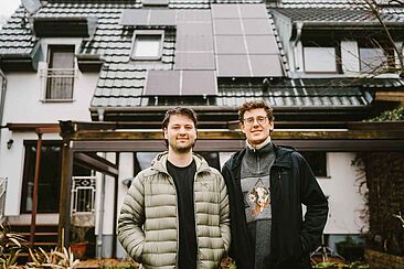 Zwei Männer vor einem Haus