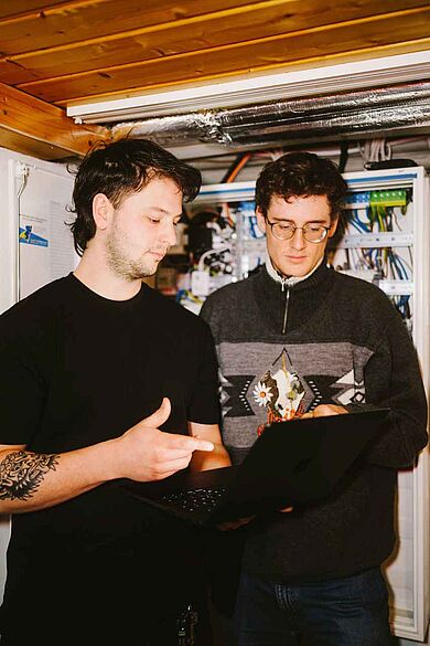 Zwei Männer mit Laptoo