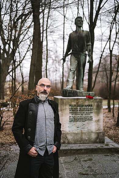 Dimitrios Zikos am Denkmal für Nikos Beloyannis auf dem Campus Treskowallee © HTW Berlin/Alexander Rentsch Dimitrios Zikos am Denkmal für Nikos Beloyannis auf dem Campus Treskowallee