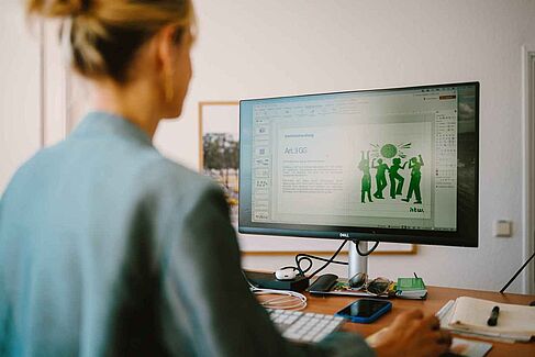 Caroline Dressel mit dem Rücken zum Betrachter