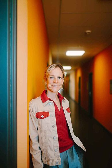 Caroline Dressel im Flur