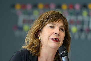 Dagmar Simon mit Mikrofon in der Hand © David Ausserhofer