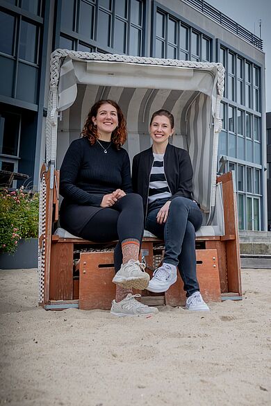 Anne Hübinger und Sarah Marx am Campus Wilhelminenhof im Strandkorb