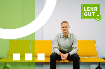 Jörn Scheuren sitzt auf gelber Bank vor weißer Wand mit grünem Logo 'LEHRGUT' in der rechten oberen Ecke. Auf dem Bild liegen grafische Schmuckelemente in Grün und Weiß.