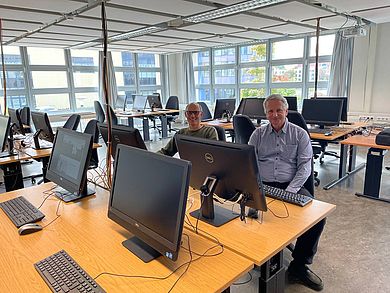 Burghardt und Christel präsentieren stolz ein PC Labor, das mit Thin Clients ausgestattet ist