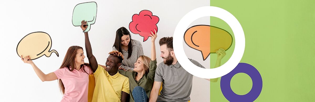 Gruppe junger Menschen sitzt lachend zusammen und hält bunte Sprechblasen in die Luft. Rechts grafische Elemente auf grünem Hintergrund, darunter ein weißer Kreis und ein lila Ring. Symbolbild für Kommunikation und Austausch.