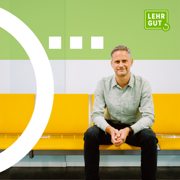 Jörn Scheuren sitzt auf gelber Bank vor weißer Wand mit grünem Logo 'LEHRGUT' in der rechten oberen Ecke. Auf dem Bild liegen grafische Schmuckelemente in Grün und Weiß.