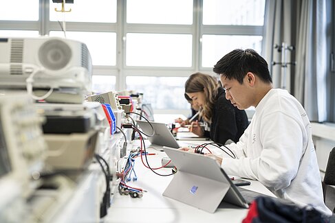 Studierende im Labor © Miguel Hahn