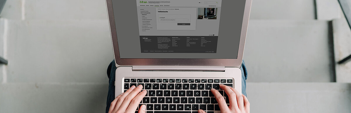 Recherche mit dem Laptop