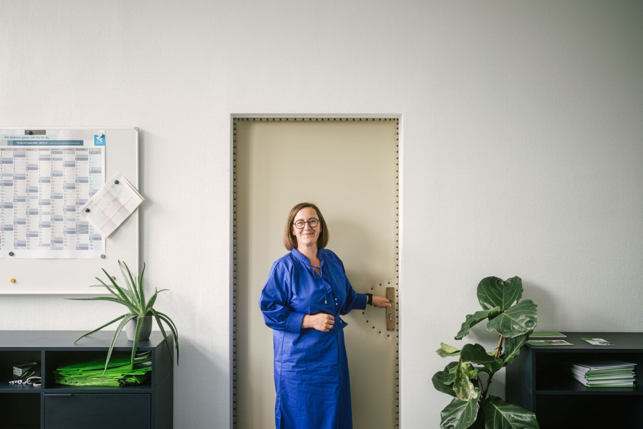 Stephanie Albrecht vor einer Tür © HTW Berlin/Alexander Rentsch Stephanie Albrecht vor einer Tür