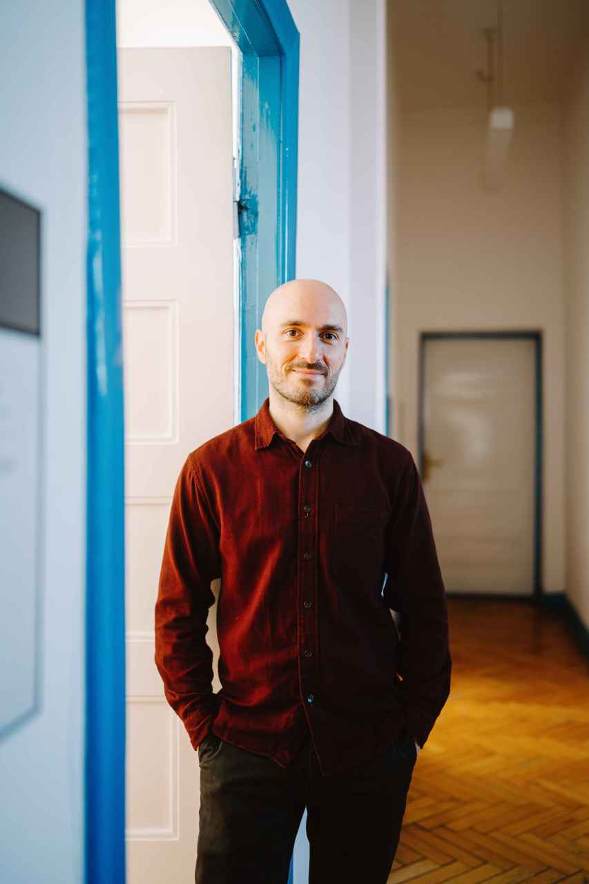 Alessandro D`Arcangeli im Flur der Hochschulbibliothek