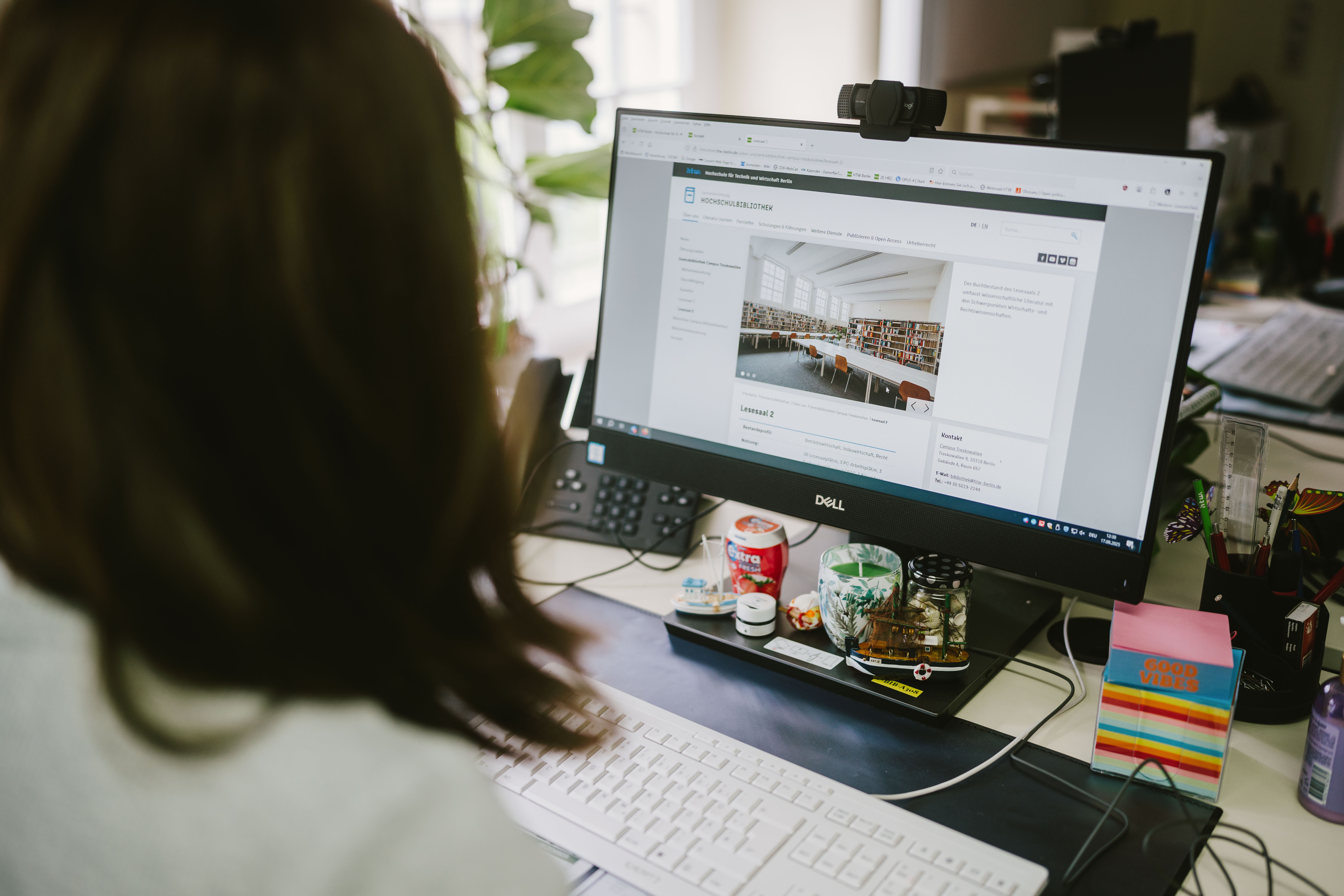 Evmorfia Conrad an ihrem Computer