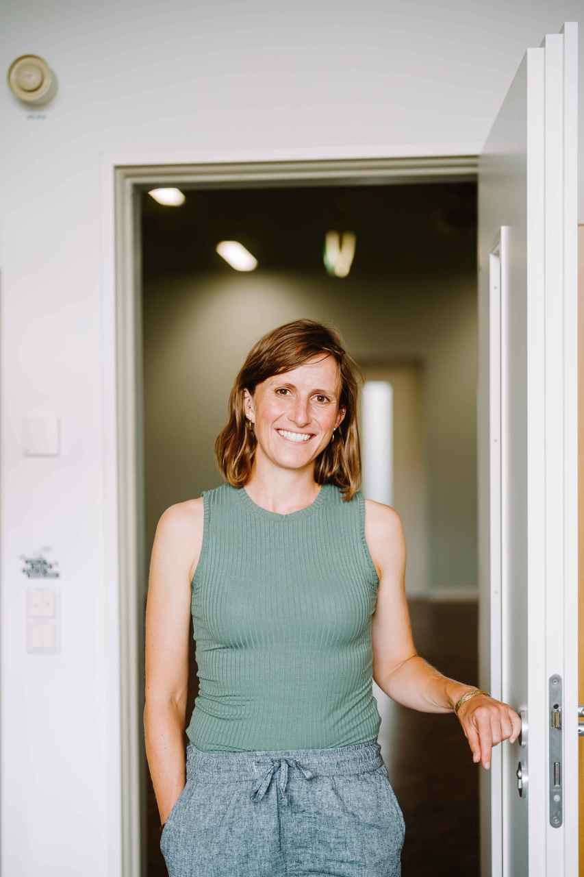 Constance Holman öffnet die Tür ihres Büros