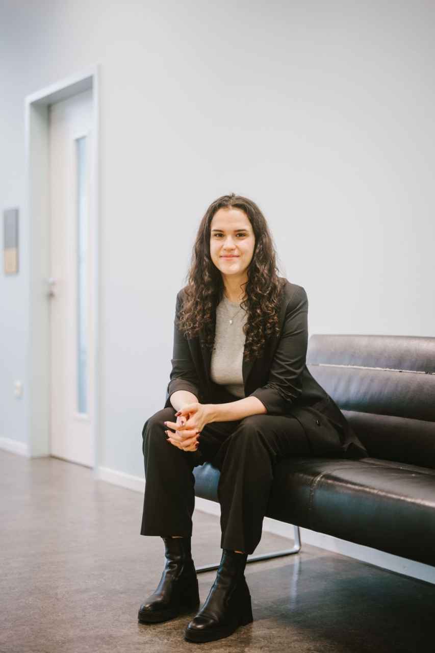 Fiarra Pohling auf einem Sofa im Flur