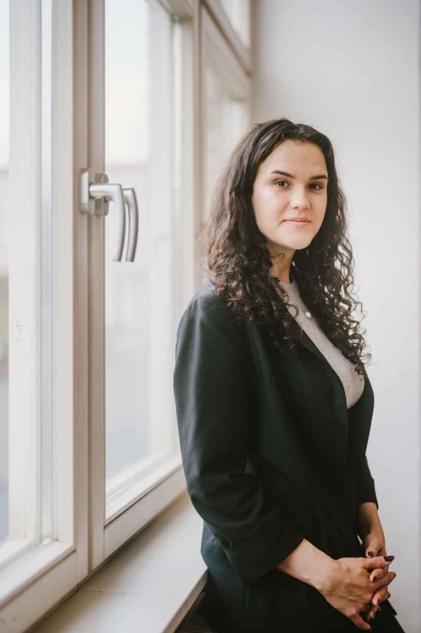 Fiarra Pohling am Fenster