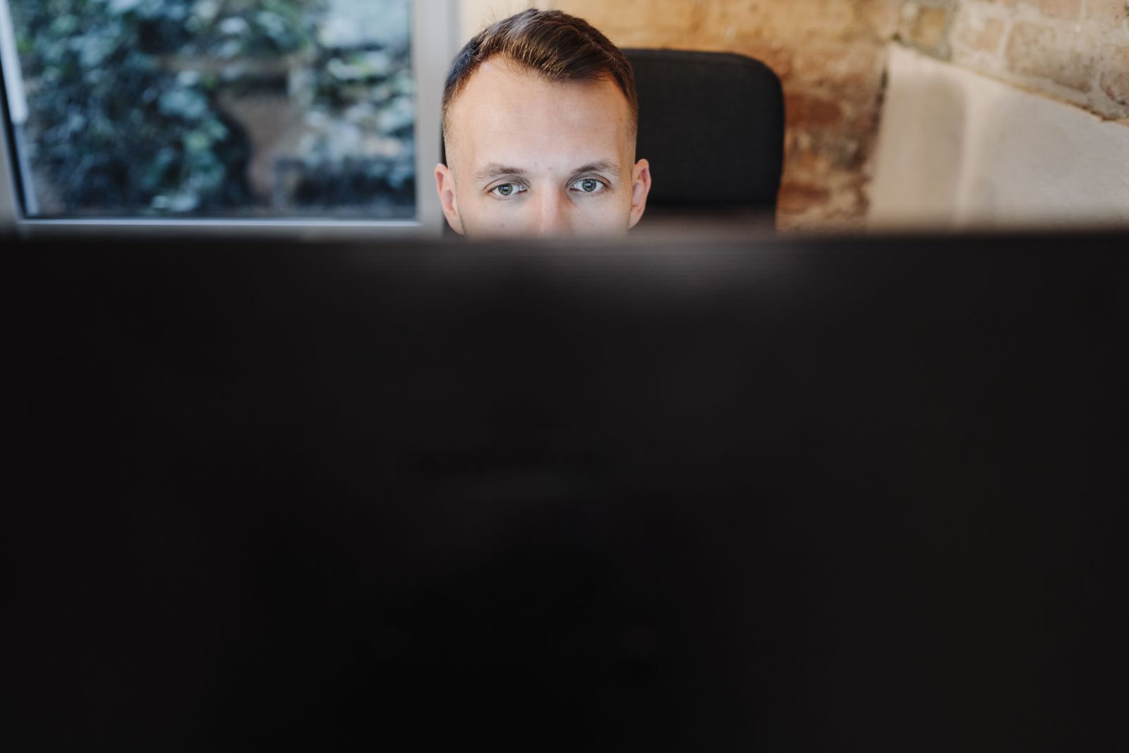 Blick auf die Augen von David Meyer über dem Rand eines Computerbildschirms © HTW Berlin/Alexander Rentsch Blick auf die Augen von David Meyer über dem Rand eines Computerbildschirms