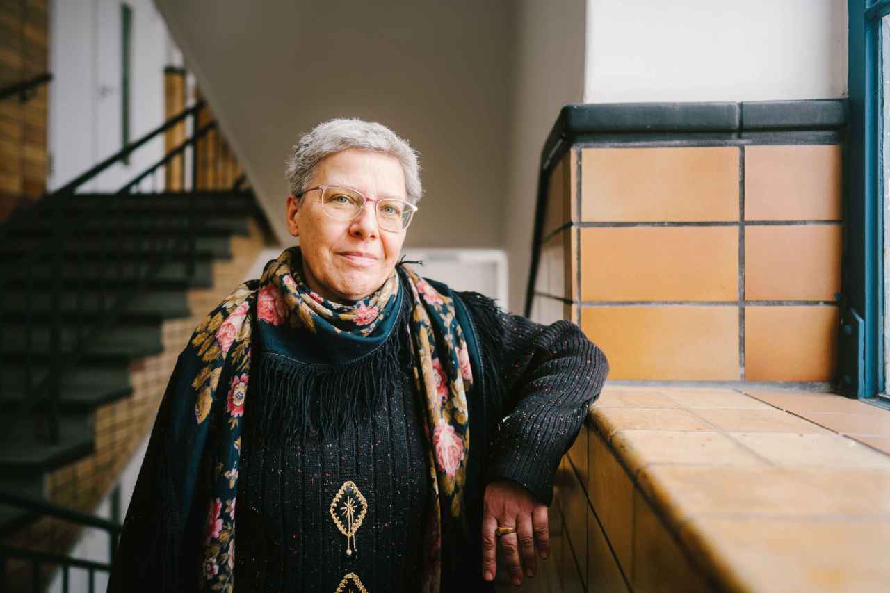 Ilka Borchardt im Treppenhaus von Gebäude C