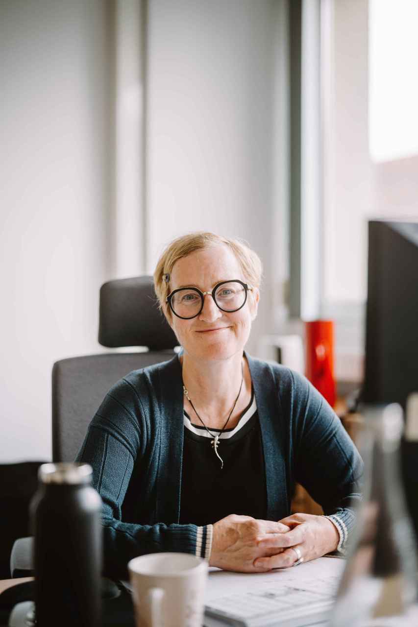 Julia Brandt am Schreibtisch HTW_Berlin/Alexander Rentsch Julia Brandt am Schreibtisch