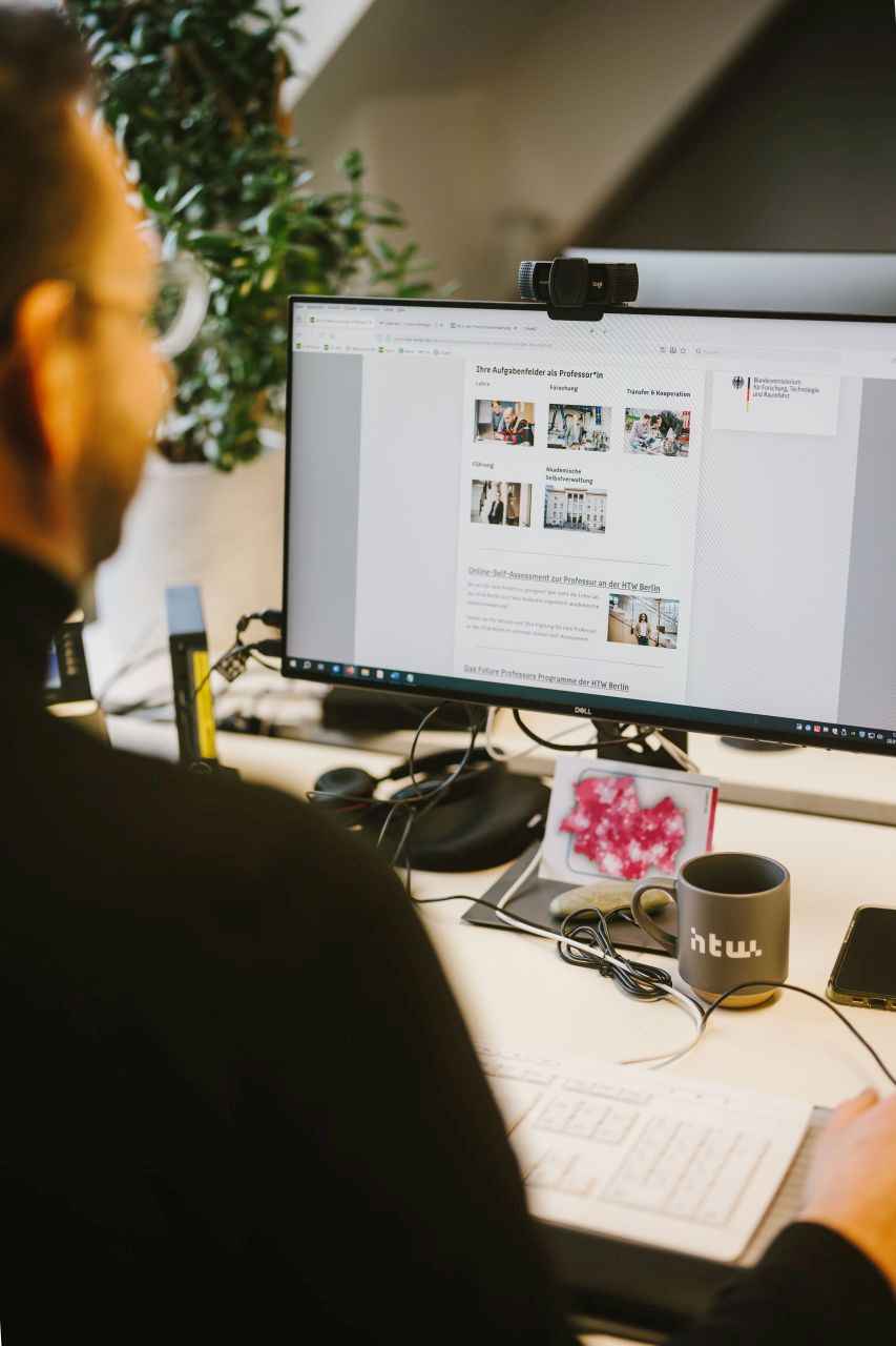 Matthias Sanner am Schreibtisch