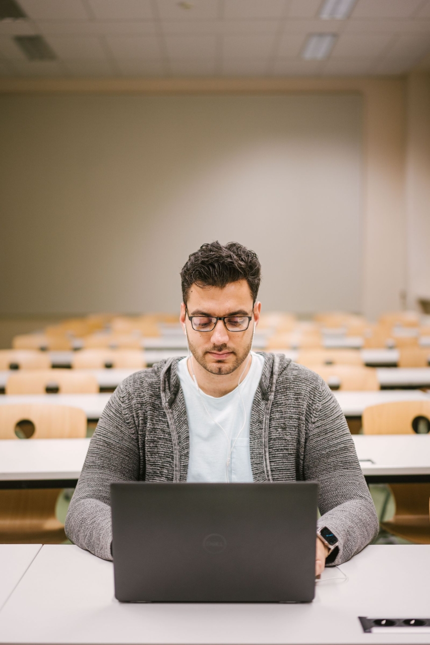 Deniz Veljkovic arbeitet am Laptop in einem Seminarraum © HTW Berlin/Alexander Rentsch Deniz Veljkovic arbeitet am Laptop in einem Seminarraum