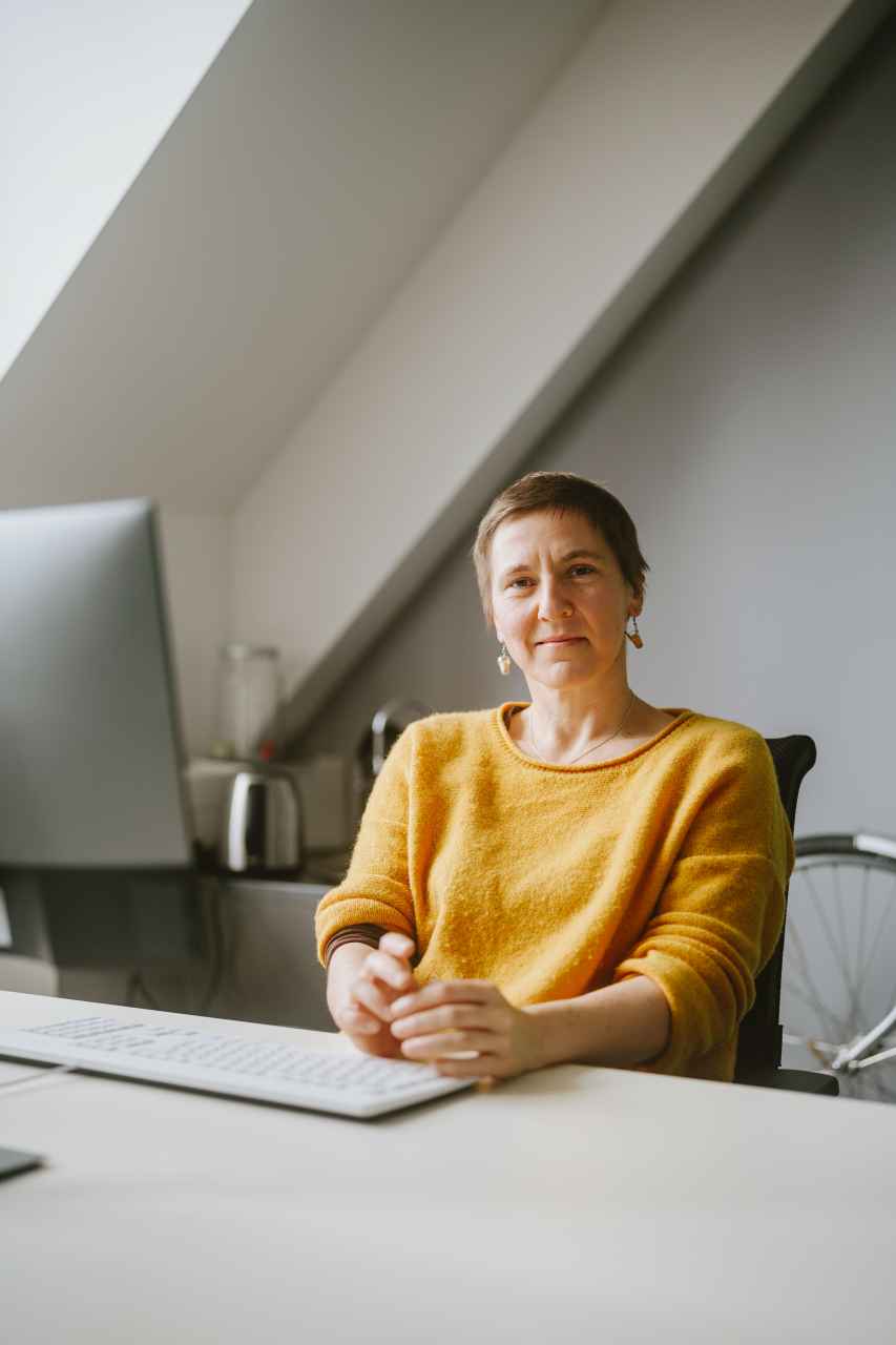 Suse Prejawa am Schreibtisch