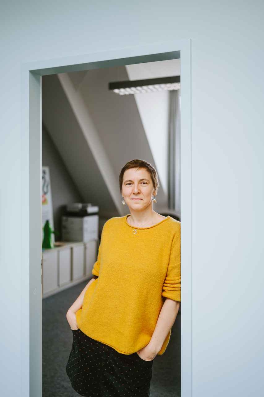 Suse Prejawa im Türrahmen