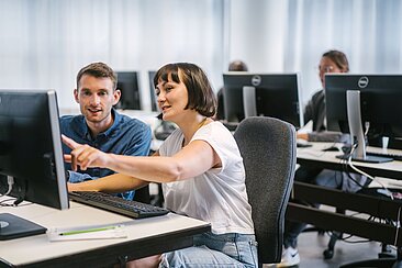 Zwei Studierende am Computer