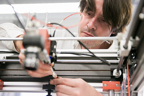 Axel Hagen mit seinem 3D-Scanner