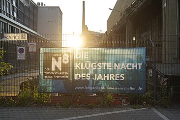 Banner "Lange Nacht der Wissenschaften" auf dem Campus Wilhelminenhof