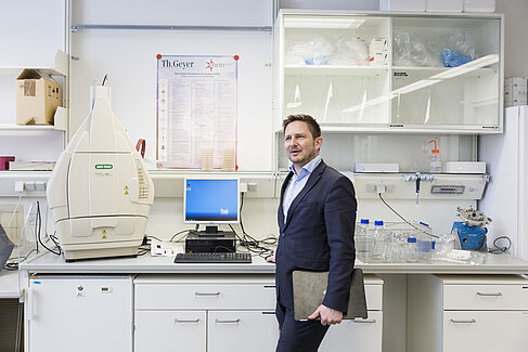 Hans Hennig von Horsten im Labor