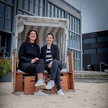 Sarah Marx und Anne Hübinger im Strandkorb