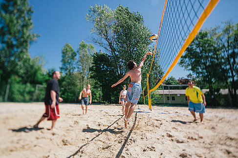 Studierende spielen Beachvolleyball 