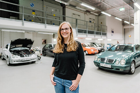 Susanne Nelke in der Fahrzeughalle