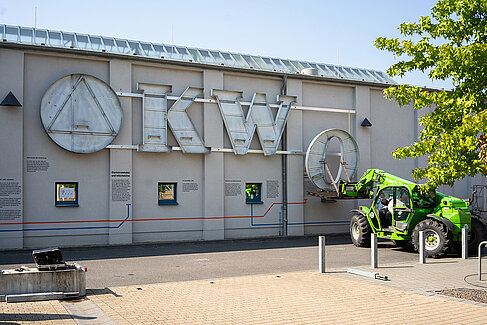 Das O wird an der Fassade angebracht