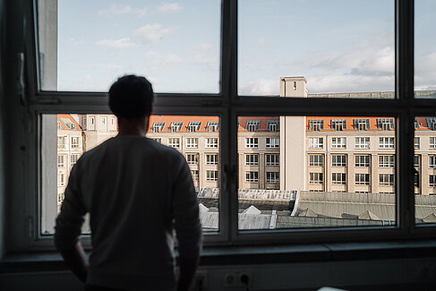 Mario Abraham blickt aus dem Fenster seines Büros
