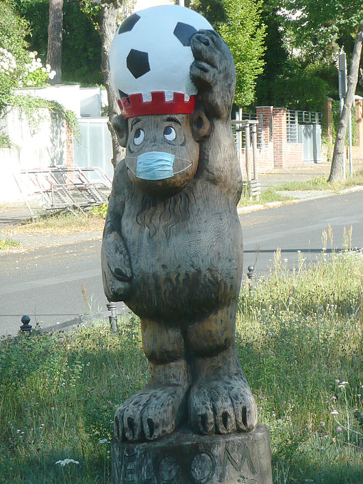 Statue eines Berliner Bären mit Gesichtsmaske