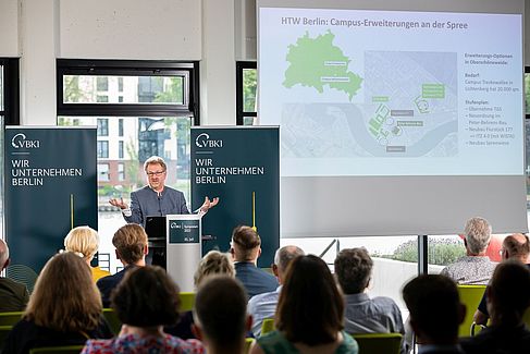 Carsten Busch präsentierte die Planungen zur Entwicklung der HTW Berlin in  Oberschöneweide © Businessfotografie Inga Haar | Markus Stegner