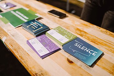 Postkarten "Break the silence" und "Du bist nicht allein" © HTW Berlin/Alexander Rentsch