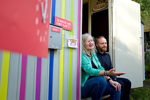 Tobias Nettke und Jutta Hartmann mit dem mobilen Museum