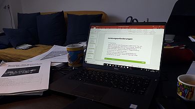 Laptop und Unterlagen auf einem Schreibtisch