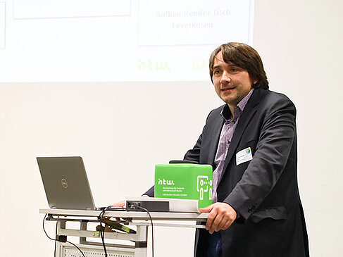 Mann spricht in ein Mikrofon
