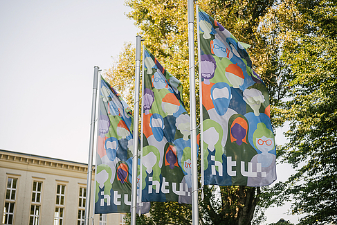 Diversity-Fahnen auf dem Campus Treskowallee