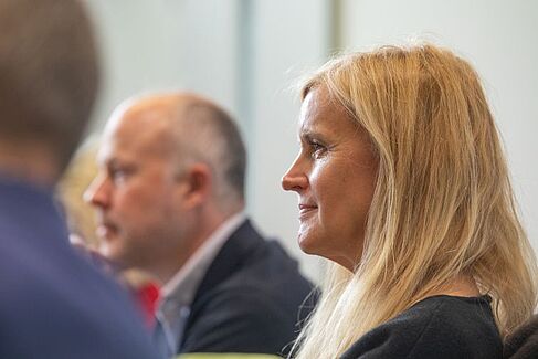 Grit Seymour, im Hintergrund Kristoff Ritlewski