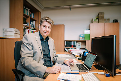 Prof. Dr. Frank Fuchs-Kittowski am Schreibtisch